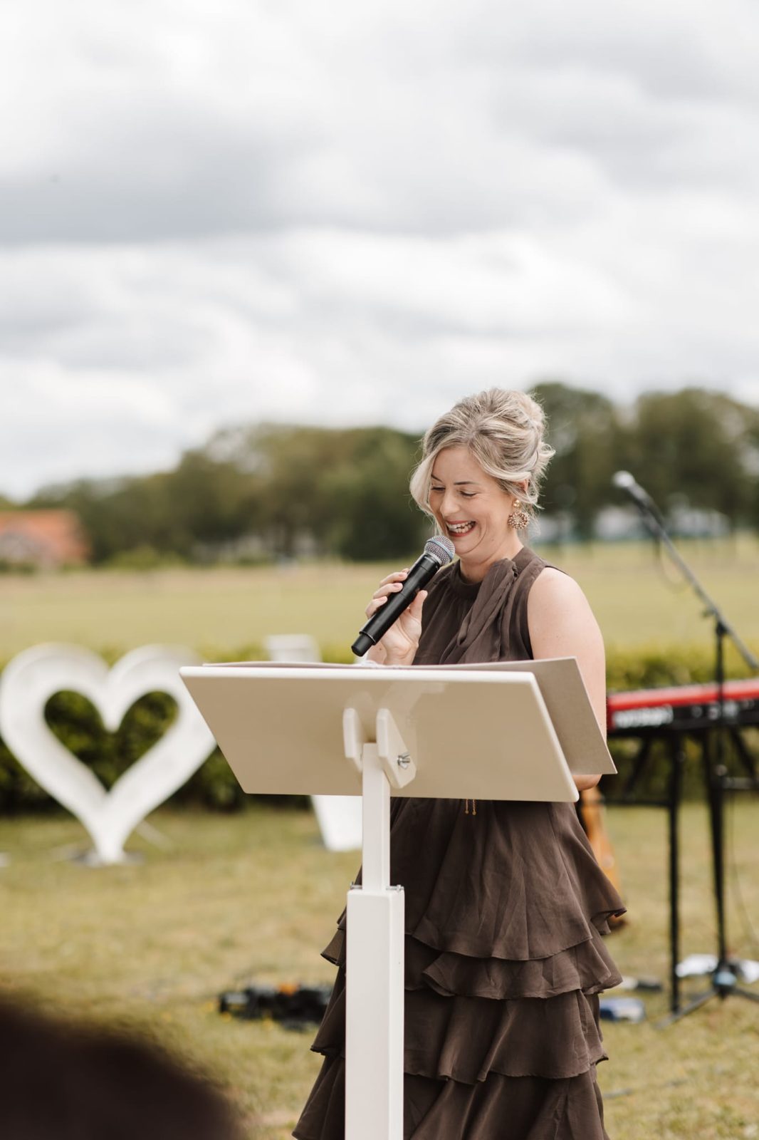 Nadhie aan het woord tijdens een ceremonie in de buitenlucht